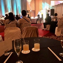 ホテルオークラ福岡の画像｜紺のテーブルクロスで披露宴サンプル