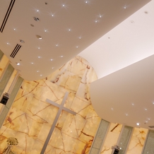 東京ドームホテルの画像｜白をベースとした神秘的なチャペルです。
照明がシーンによって切り替わるのがとても印象的です。