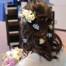 東京ドームホテルの画像｜カラードレスのヘア
ブーケに合わせて本物の花を用意していただきました