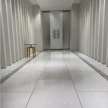 東京ドームホテルの画像｜チャペルの入り口から。このチャペルも、美容室からほぼ直線で向かえる距離になっています