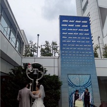 東京ドームホテルの画像｜式場内パティオでフラワーシャワー後の様子です。ブーケトスではなく雪だるまのぬいぐるみトスをしました♪