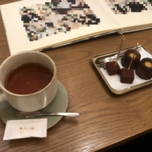 Ｏｒａｎｇｅ　Ｖｅｒｔ（オランジュ：ベール）の画像｜説明の前にいただいたカヌレと生チョコです。
いただいた紅茶もとっても美味しかったです。