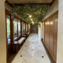 Ｏｒａｎｇｅ　Ｖｅｒｔ（オランジュ：ベール）の画像｜披露宴会場までの廊下