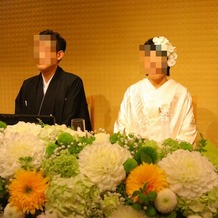 明治神宮・明治記念館の画像｜新郎新婦の前のお花がきれい