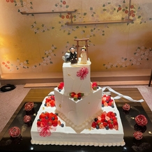 明治神宮・明治記念館の画像｜パティシエさんと相談してほぼフルオーダーのウェディングケーキ