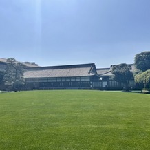 明治神宮・明治記念館の画像｜芝生の綺麗なお庭。白無垢がとても映えていました。