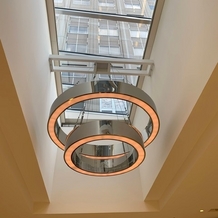 オリエンタルホテル広島の画像｜チャペルの天井。外溝が入る。