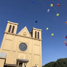 マリエール神水苑の画像｜チャペルの外観。この階段を降りながらフラワーシャワーをしました。