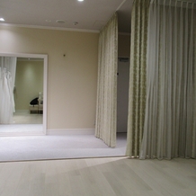 アルコラッジョ（ａｒｃｏｒａｇｇｉｏ）の画像｜衣装打ち合わせのお部屋です。清潔感があり広く、着替えやすくなっています。