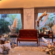 アルコラッジョ（ａｒｃｏｒａｇｇｉｏ）の画像｜ナチュラルだけど豪華な装花と雰囲気にマッチしているソファー席