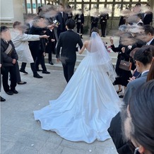 アルコラッジョ（ａｒｃｏｒａｇｇｉｏ）の画像｜フラワーシャワーは外で行いました。ドレスは後ろ姿もお気に入りです。