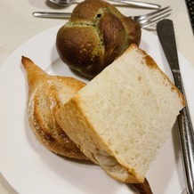 ヴォヤージュ　ドゥ　ルミエール　京都七条迎賓館の画像｜(上)よもぎのパン、(左)全粒粉のパン、(右)フォカッチャ