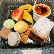ヴォヤージュ　ドゥ　ルミエール　京都七条迎賓館の画像｜自家製デザートの盛り合わせ
マカロンは黒七味の味で試行錯誤してやっと完成されたそうです