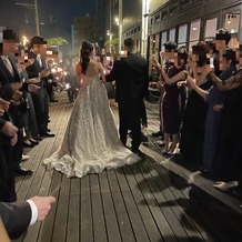 ザ・パシフィックハーバー（ＴＨＥ　ＰＡＣＩＦＩＣ　ＨＡＲＢＯＲ）の画像｜新郎新婦入場のシーン　手持ち花火を点火してお出迎え　キラキラ輝くドレスが印象的でした