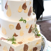 ＨＩＬＬＳＩＤＥ ＶＩＬＬＡ Ｃｉｅｌ ｅｔ Ｖｅｒｔ（ヒルサイドヴィラ シエルヴェルト）の画像｜ウエディングケーキの一番下は六角形、ペイントの色味を伝えて用意してもらいました。
