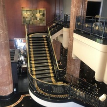 ウェスティンホテル東京の画像｜エントランスの大階段です。ここでウェディングドレス姿で写真を撮れます