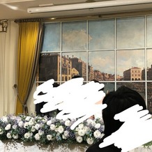ウェスティンホテル東京の画像｜新郎新婦のバックにヨーロッパ風の壁画がありました。