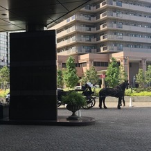 ウェスティンホテル東京の画像｜新郎新婦が乗った馬車。ホテルのエントランスを出発していました。