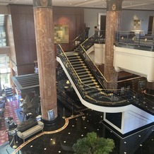 ウェスティンホテル東京の画像｜ロビーへ続く階段、フォトスポット
