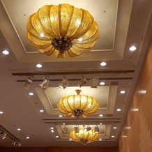 横浜ベイホテル東急の画像｜披露宴会場の天井のシャンデリア