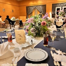 横浜ベイホテル東急の画像｜食事が出てくる前に華やかにテーブルを飾るブランドのプレートがオシャレ