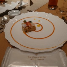 横浜ベイホテル東急の画像｜前菜：オマール海老、帆立貝、スモークサーモンを飾ったオリーブとトマトのパトネ