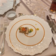 横浜ベイホテル東急の画像｜オマール海老、帆立貝、スモークサーモンを飾ったオリーブとトマトのバトネ