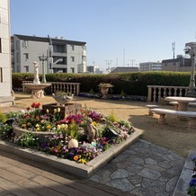 ウェディングスホテル・ベルクラシック東京の画像｜チャペルの左右にあるガーデン
