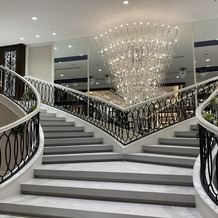 ウェディングスホテル・ベルクラシック東京の画像｜憧れの大階段。プロジェクションマッピングを映して登場することも可能だそうです。