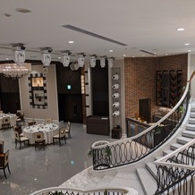 ウェディングスホテル・ベルクラシック東京の画像｜披露宴の二股階段の途中の景色