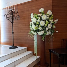 ウェディングスホテル・ベルクラシック東京の画像｜チャペル内の祭壇横の花