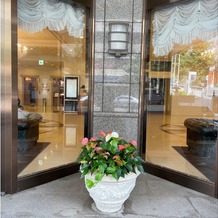 ウェディングスホテル・ベルクラシック東京の画像｜エントランスのお花