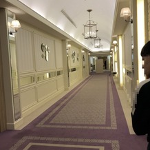 ホテル椿山荘東京の画像｜披露宴会場に繋がる廊下