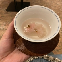 ホテル椿山荘東京の画像｜披露宴受付の会場でゲストに提供された桜茶
