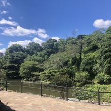 ホテル椿山荘東京の画像｜ルミエールを出て、フラワーシャワーをするとなったらこの景色が見えます。