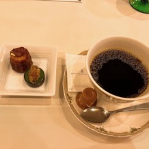 ホテル椿山荘東京の画像｜コーヒーとデザート（カヌレと抹茶チョコレート）