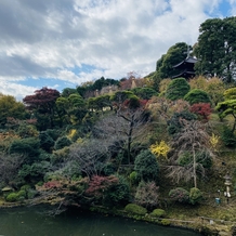 ホテル椿山荘東京の画像｜庭園が紅葉していました。前撮りするのにもとても素敵だと思いました。赤橋も写真映えしそうです。