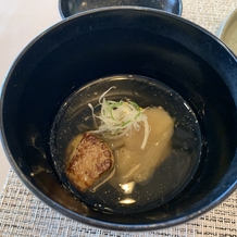 ホテル椿山荘東京の画像｜・フォアグラのソテー赤茄子の鴫炊き
季節によって変わり、今回はマグロの出汁。非常に美味でした。