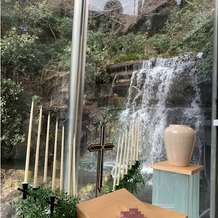 ホテル椿山荘東京の画像｜チャペルの奥に滝が流れている