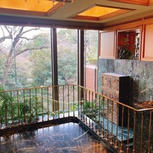 ホテル椿山荘東京の画像｜写真撮影スポットで、雨でも綺麗に写真が撮れている様子を見せてくださいました。