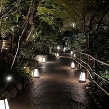 ホテル椿山荘東京の画像｜お庭の通路ライトアップ