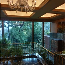 ホテル椿山荘東京の画像｜大理石の階段は写真スポットして有名です