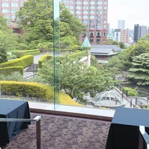 ホテル椿山荘東京の画像｜披露宴会場の待合室からの景色