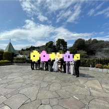 ホテル椿山荘東京の画像｜挙式後のお庭での列席者との記念撮影風景、青空の下で。