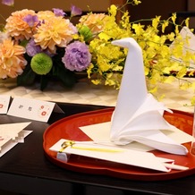 ホテル椿山荘東京の画像｜新郎新婦席のコーディネートです。特にお願いしてはいませんでしたが、ナプキンが鶴になっていました。