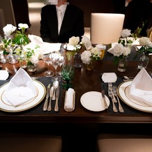 ホテル椿山荘東京の画像｜テーブルクロスはないが、ナプキンは料金に含まれている。テーブルナプキンとお花だけでも高級感がある！