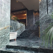 ホテル椿山荘東京の画像｜大理石の色が綺麗な階段