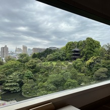 ホテル椿山荘東京の画像｜披露宴会場のすぐ近くの窓から見えるお庭の風景です。年配の方が喜びそうです。