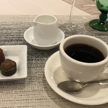 ホテル椿山荘東京の画像｜コーヒーのミルクは生クリームで美味しかったです。
カヌレと抹茶ガナッシュ