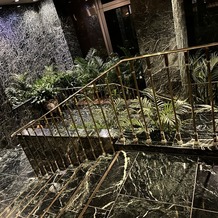ホテル椿山荘東京の画像｜フォトプランによって、大理石階段での式前ショット等可能